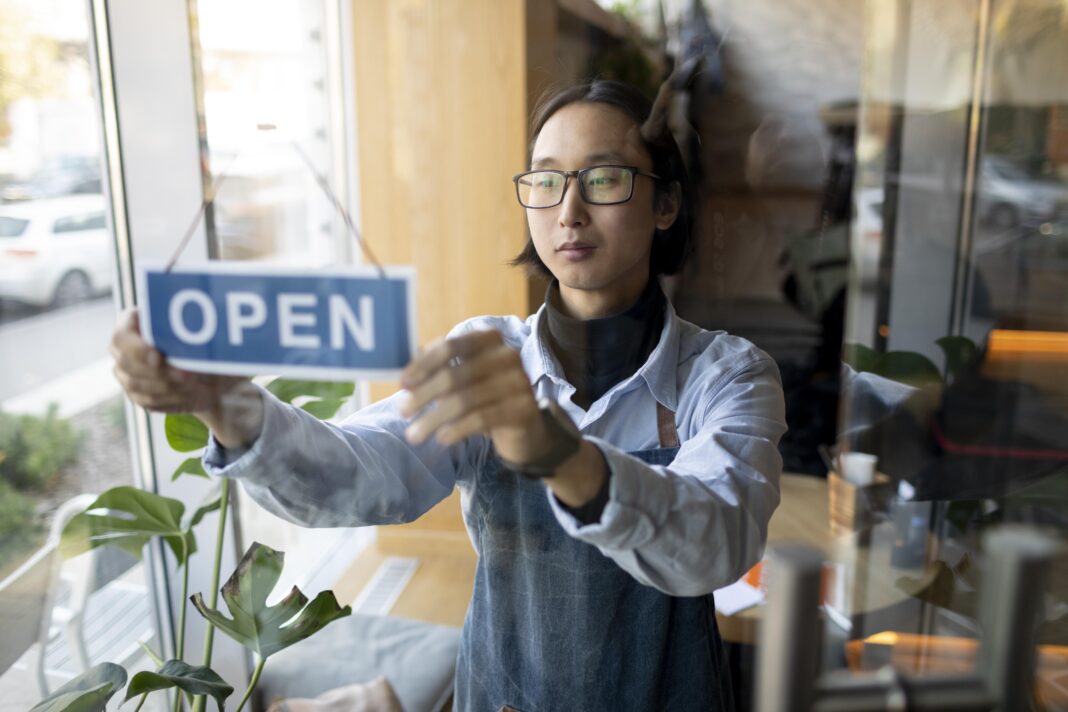 medium-shot-man-with-open-sign